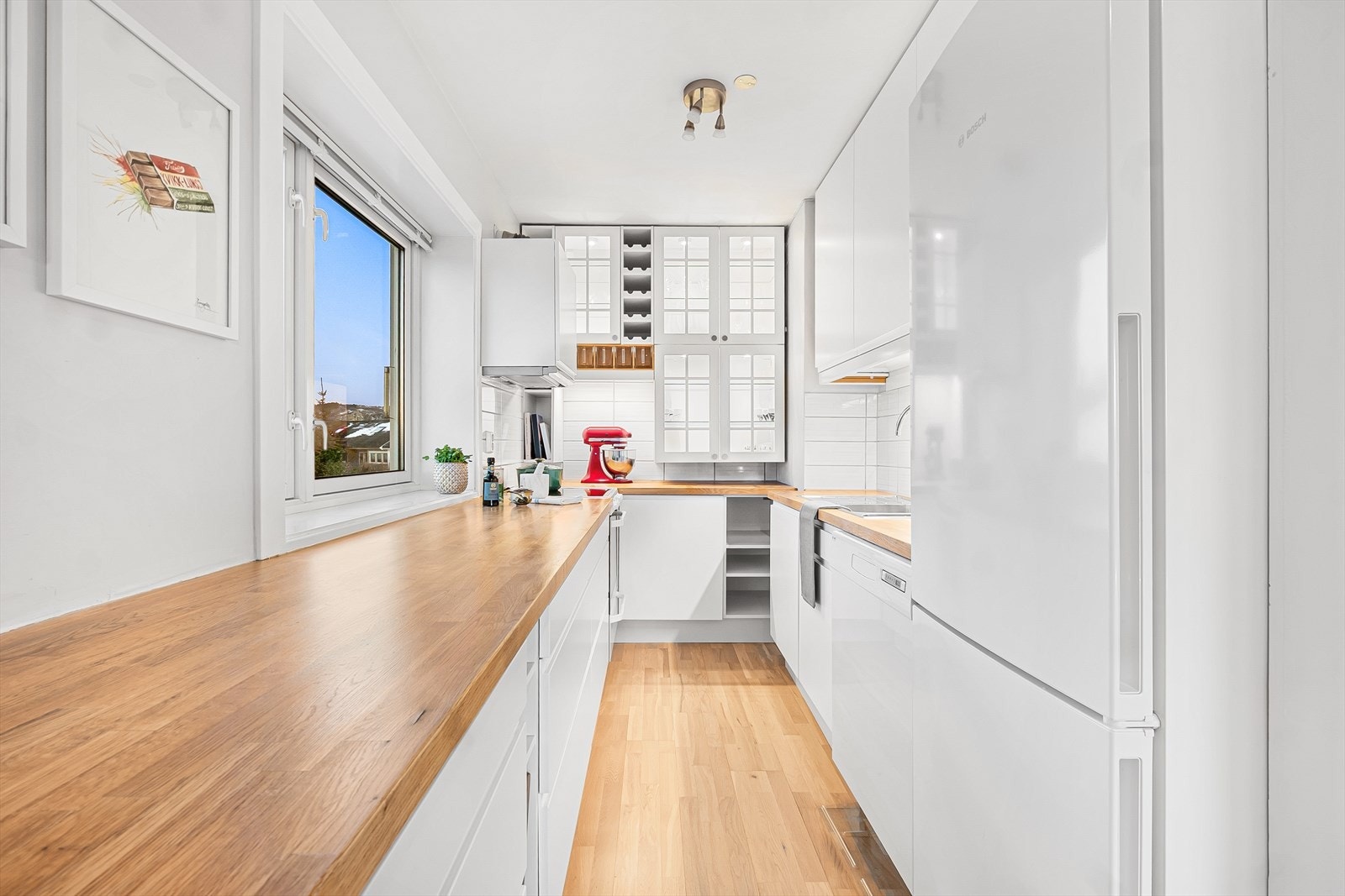 Romslig benkeplate i heltre gir god arbeidsplass på kjøkkenet. Galleribilde