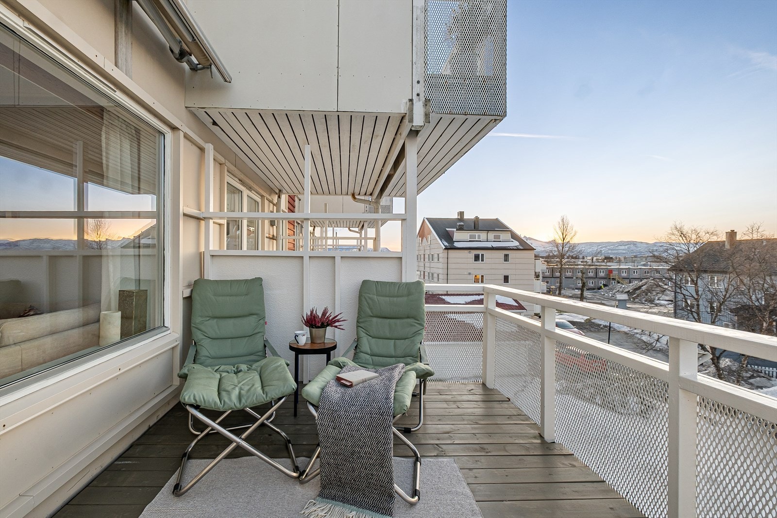 Fra balkongen kan man nyte utsikten mot fjellene i det fjerne. Galleribilde