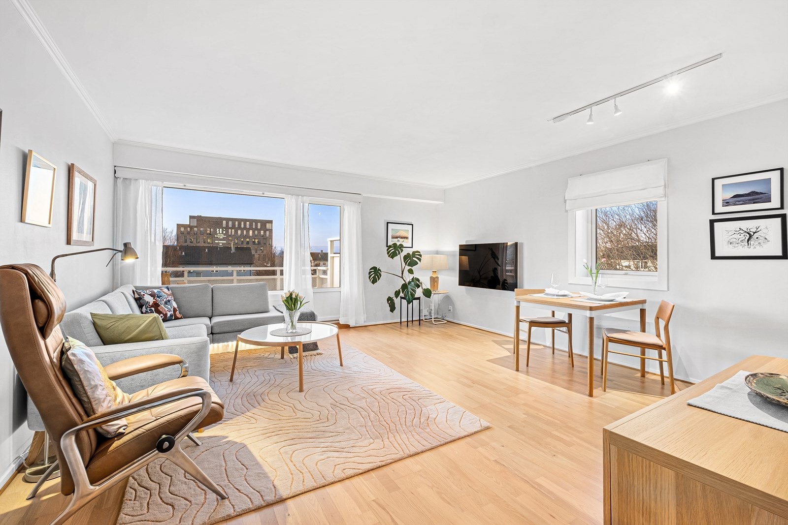 Parkett på gulvet og slettmalte vegger gir et tidløst preg til stuen. Galleribilde