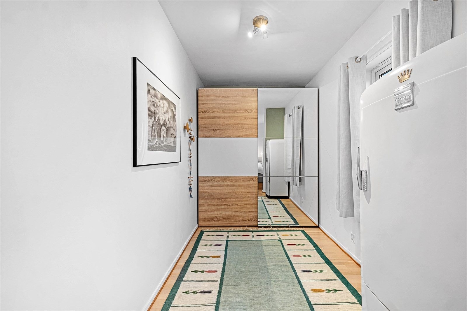 Skyvedørsgarderobe gir effektiv oppbevaring i et walk in closet. Galleribilde