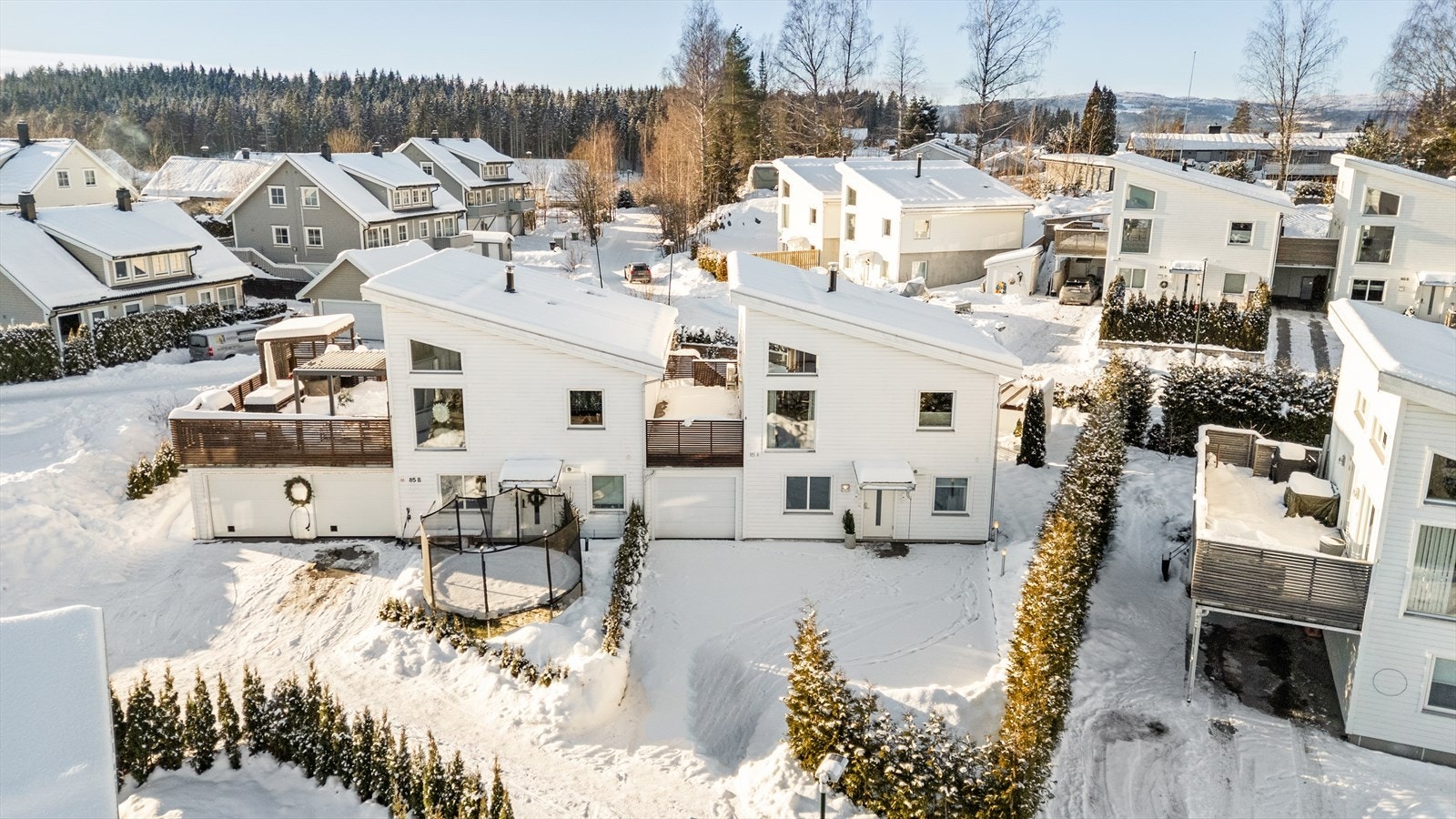 Eiendommen har en god beliggenhet på Råholt med kort vei til fine turområder. Galleribilde