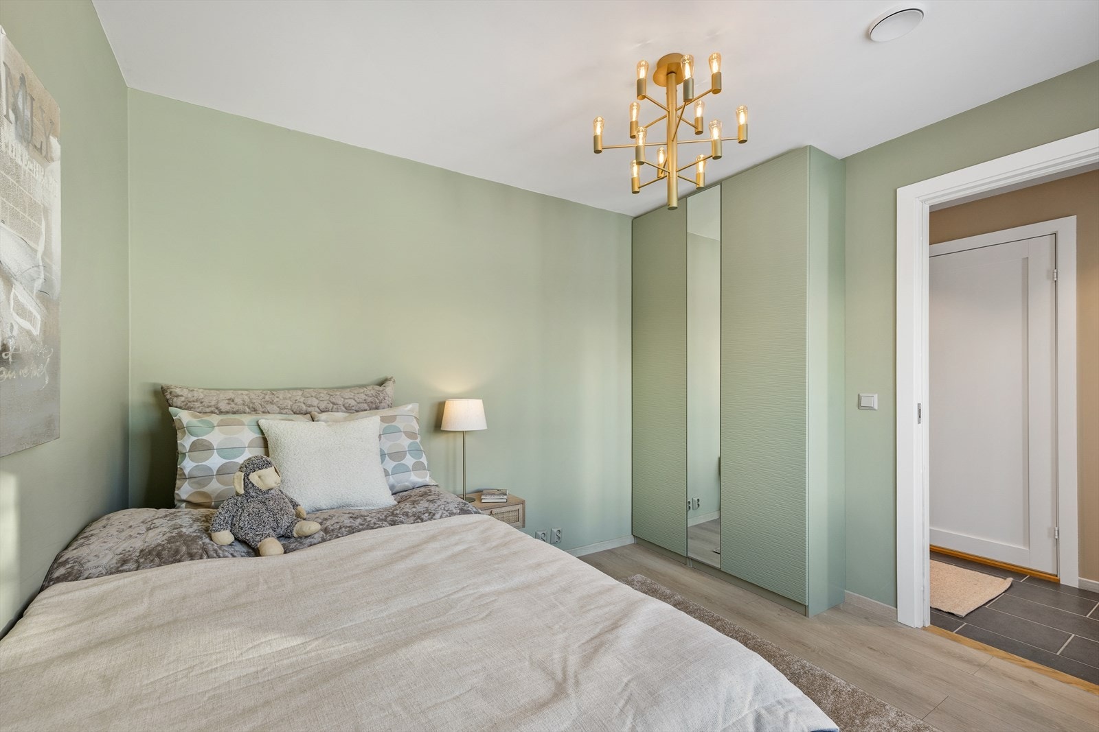 Rommet har god garderobeløsning i samme utførelse som veggene. Alle innvendige dører er av profilert utførelse fra Swedoor med nye, sorte håndtak. Galleribilde