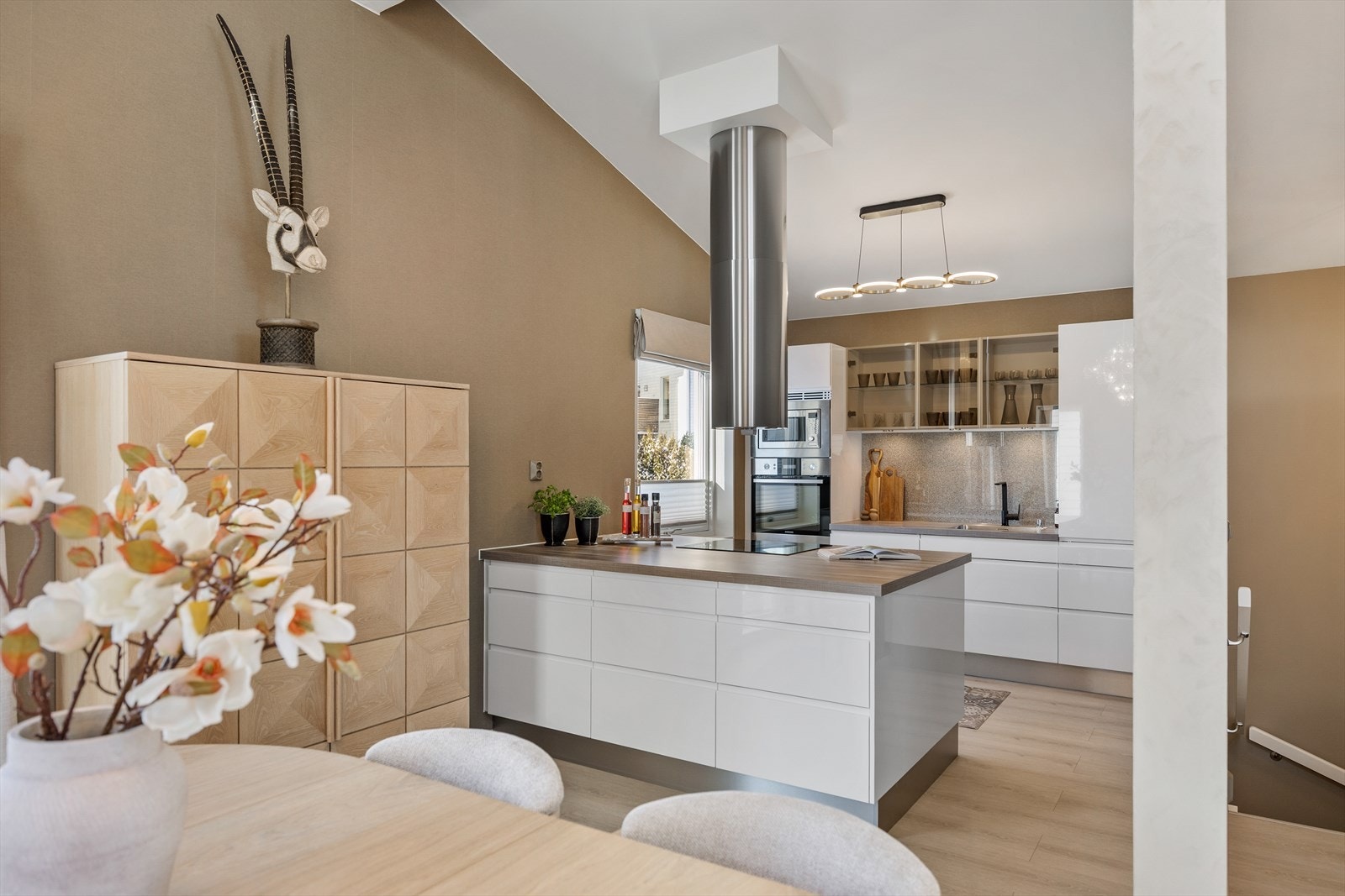 Kjøkkenet er utstyrt med en mørk benkeplate i laminat som gir en fin kontrast til de hvite frontene. Galleribilde