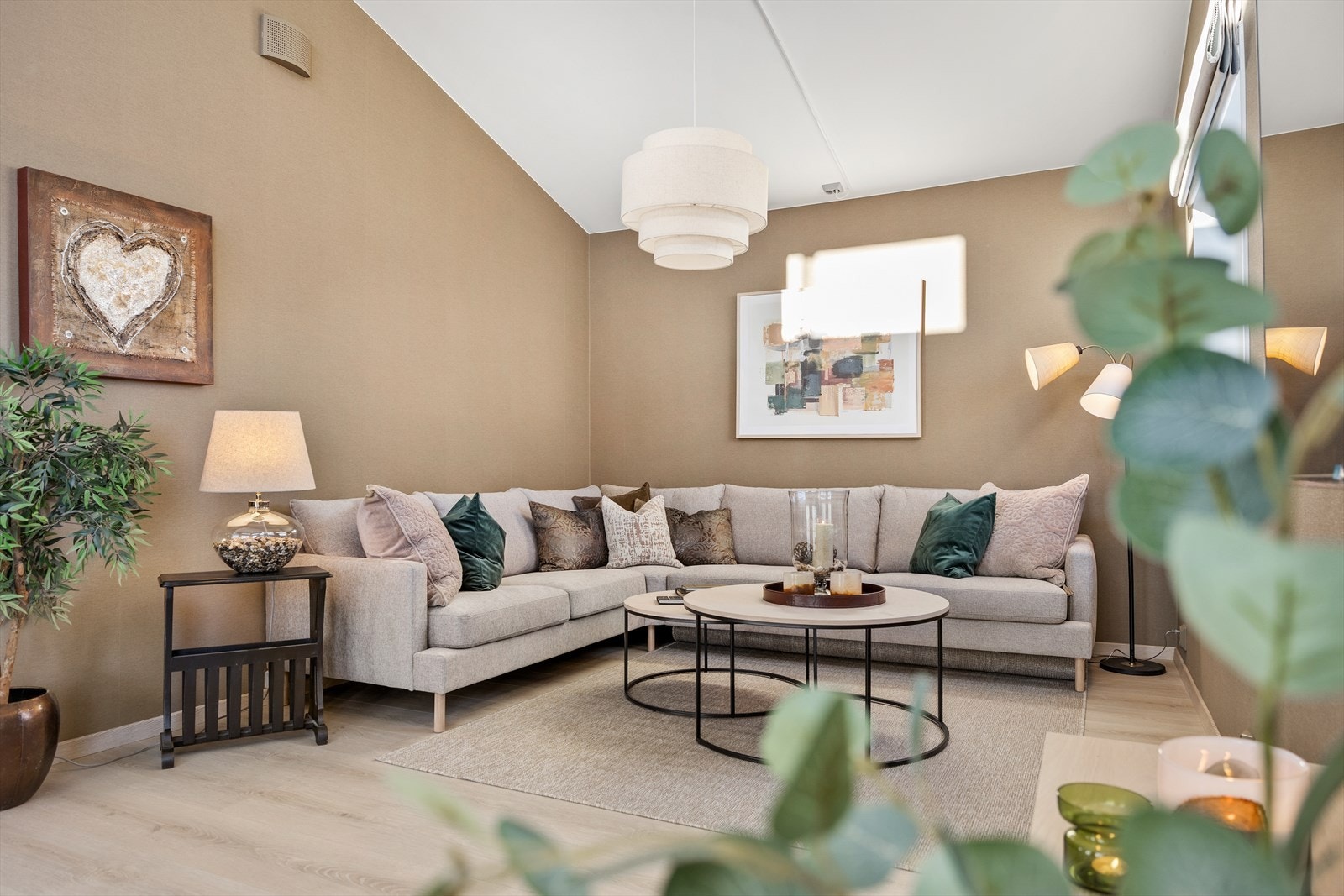 Nye gulv og eikelister i 2025. Veggene ble overflatebehandlet og tapetsert i 2025. Galleribilde