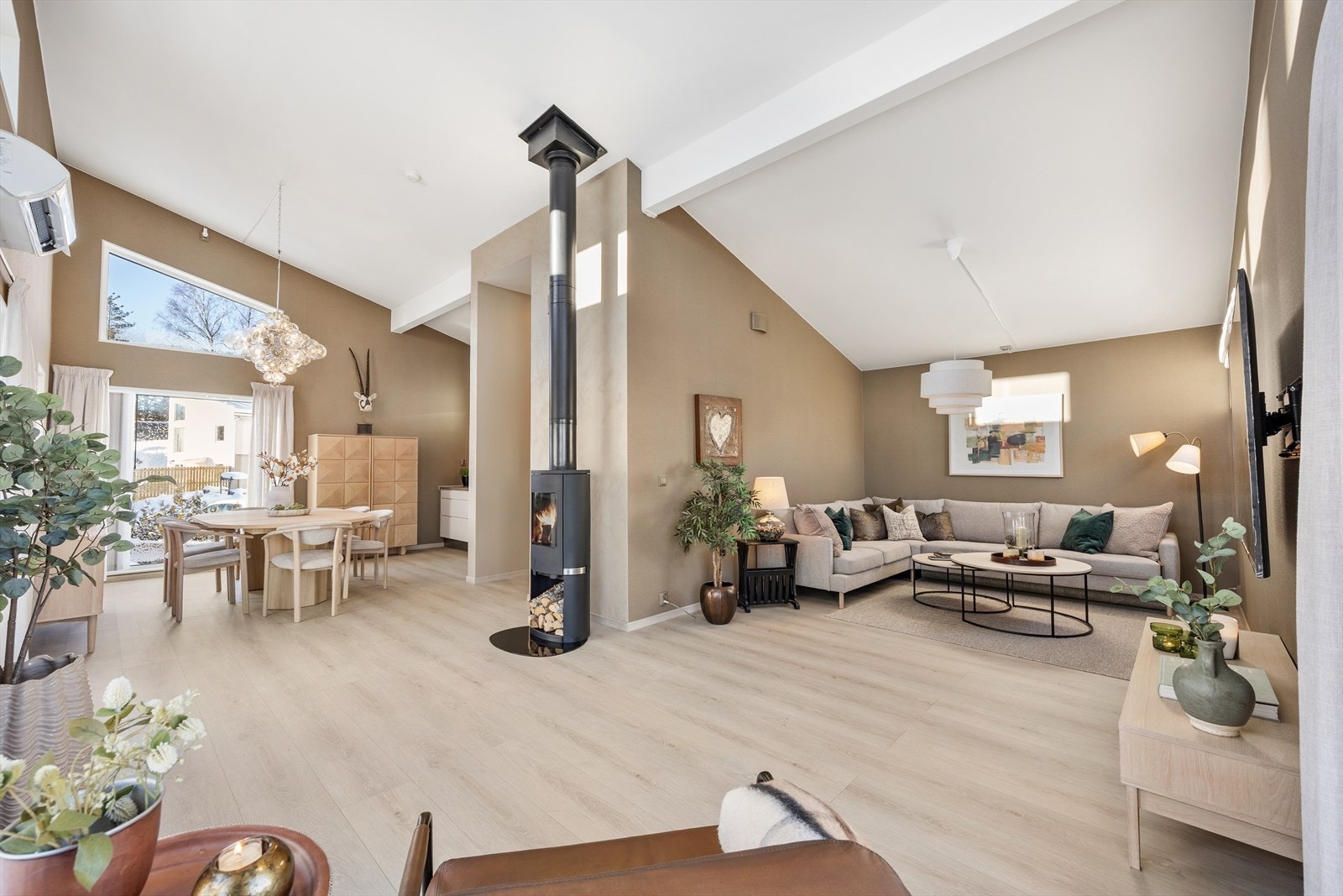 2. etasje har åpen løsning mellom stue og kjøkken, med takhøyde som strekker seg til 4,3 meter. Galleribilde