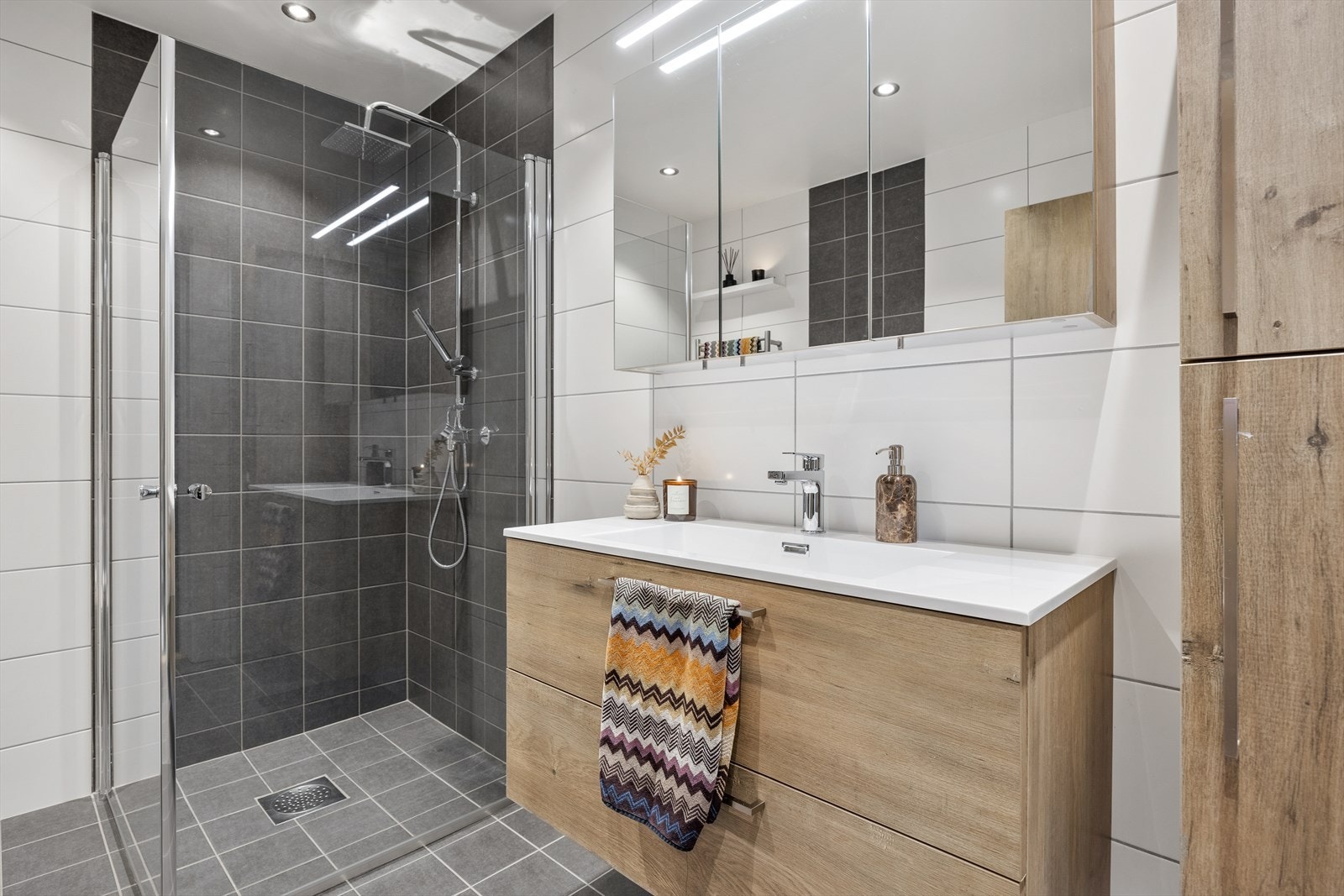 Ny baderomsinnredning fra 2025 hvor det er godt med plass. Speilskap med belysning. Galleribilde