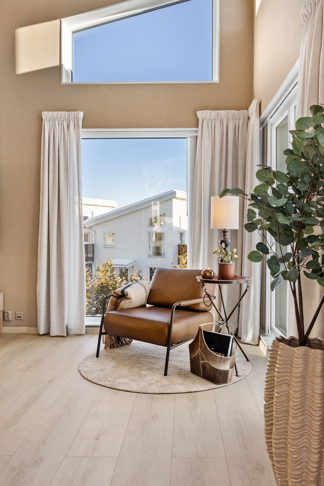 Vinduene er utstyrt med nye lameller og plisségardiner fra Norgesmarkiser, montert i 2025. Galleribilde