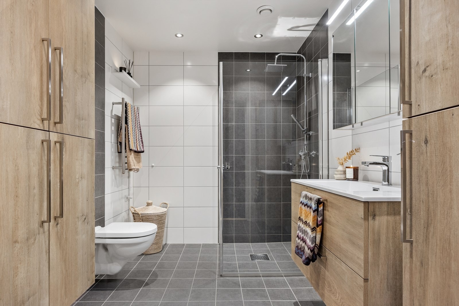 Flislagt med med komfort gulvvarme og dimmbare spotter i taket. Galleribilde