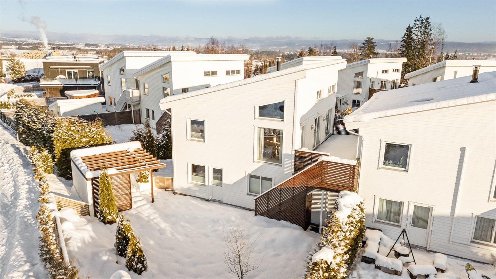 Området gir umiddelbar tilgang til skog og mark, perfekt for turer og rekreasjon rett utenfor døren. Galleribilde