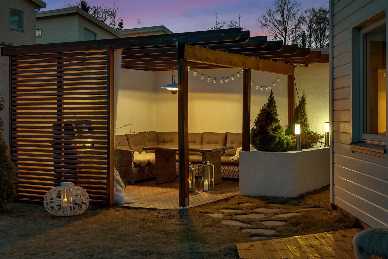 Hyggelig uteplass med lun og skjermet atmosfære. Galleribilde