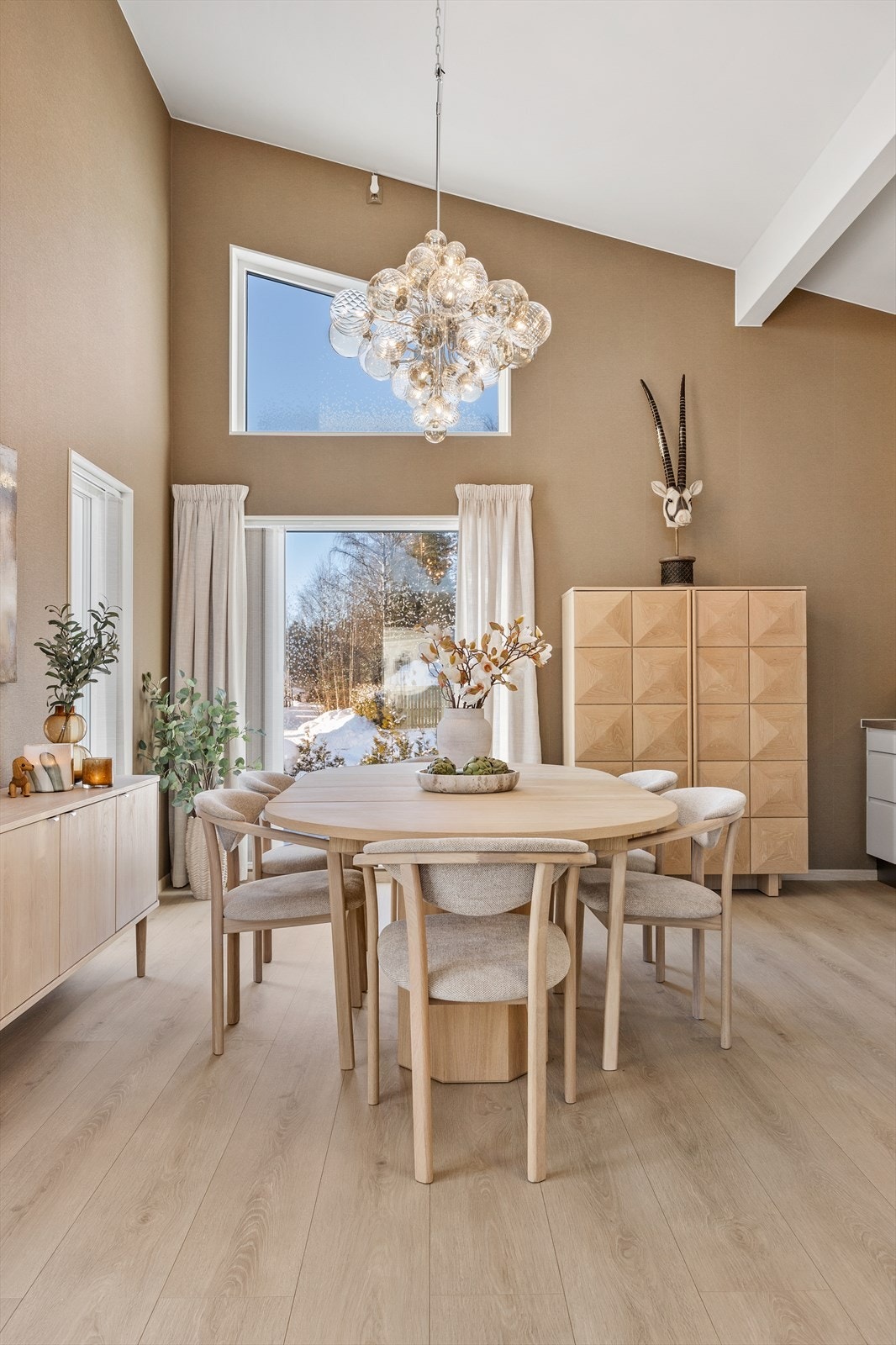 Store vindusflater og ekstra takhøyde gir en lys og luftig romfølelse. Galleribilde