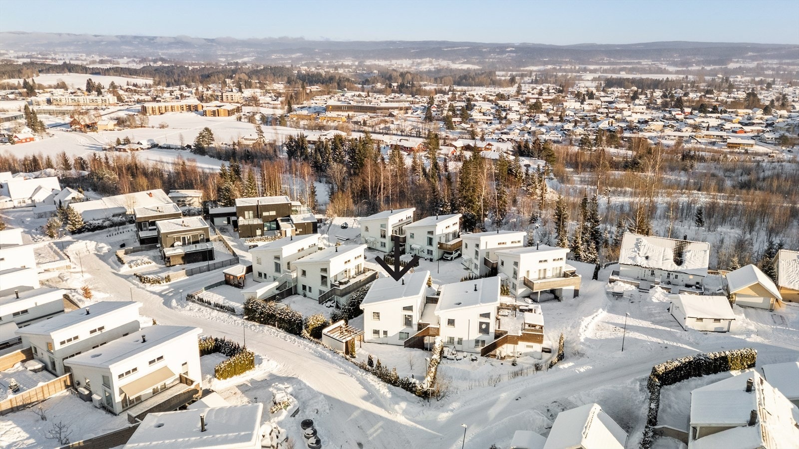 Barnevennlig beliggenhet med kort vei til skoler og barnehage. I tillegg har du nærhet til Eidsvoll Verk stasjon som tar deg til Gardermoen på ca. 6 min. og Oslo S på ca. 31 min. Galleribilde