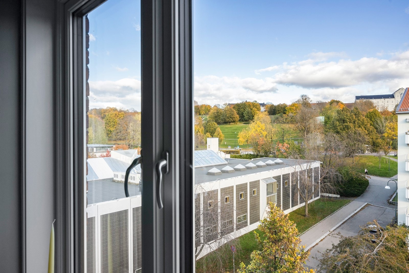 Vidt utsyn over nærområdet som gir en luftig følelse og mye å følge med på gjennom årstidene. Galleribilde