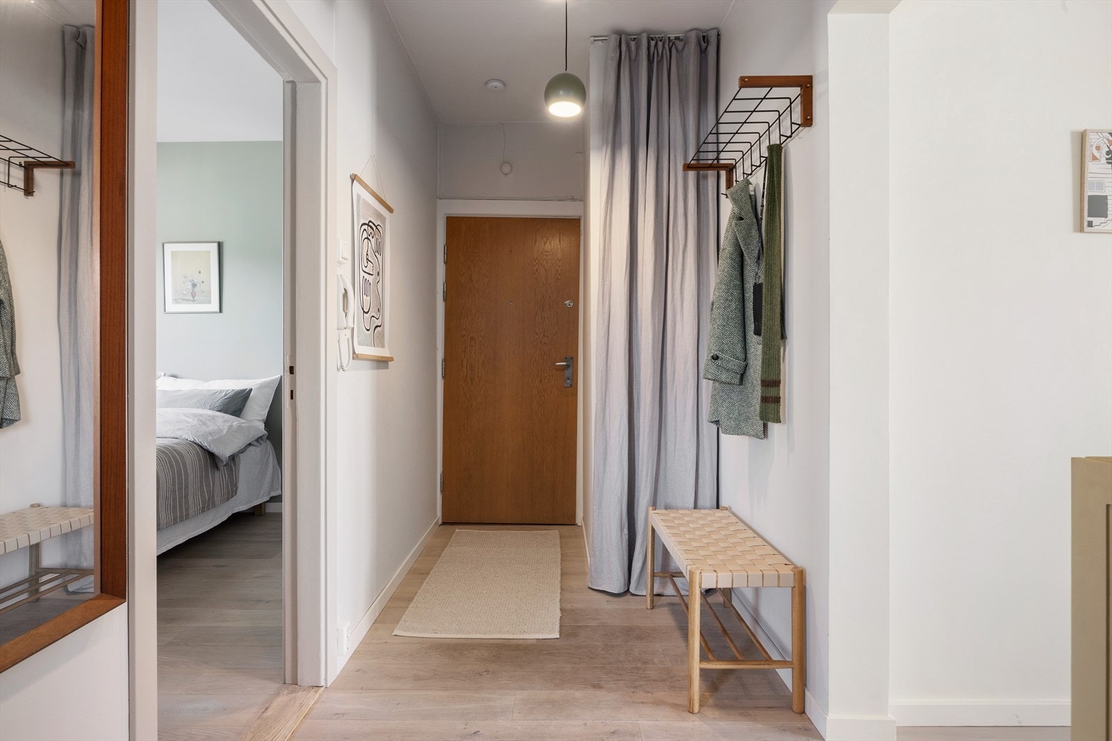 Innbydende entré med plass til benk/skohylle og avhenging - gode førsteinntrykk fra du kommer inn. Galleribilde