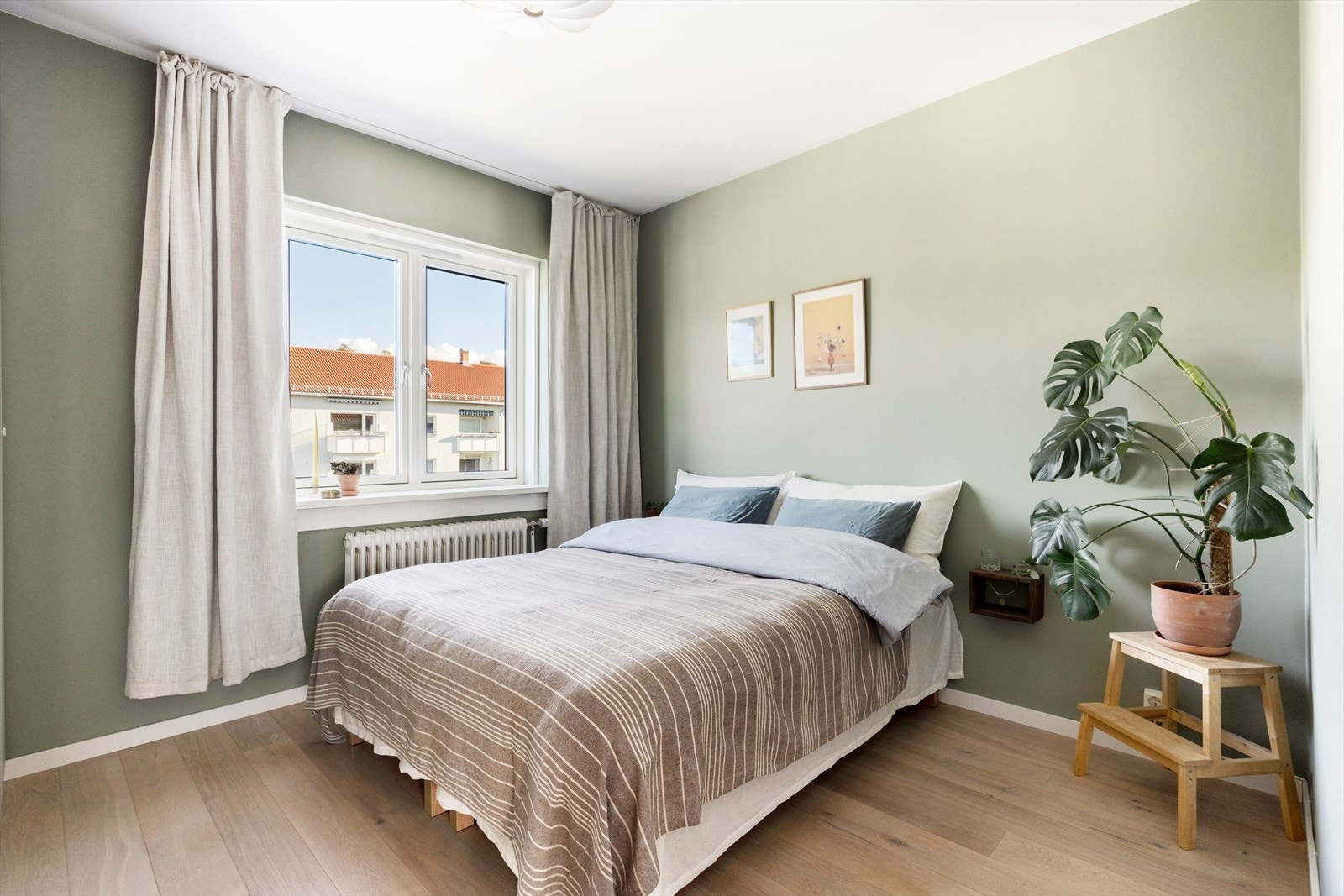 Rolig soverom med plass til dobbeltseng og nattbord - et rom som gir en behagelig avslutning på dagen. Galleribilde