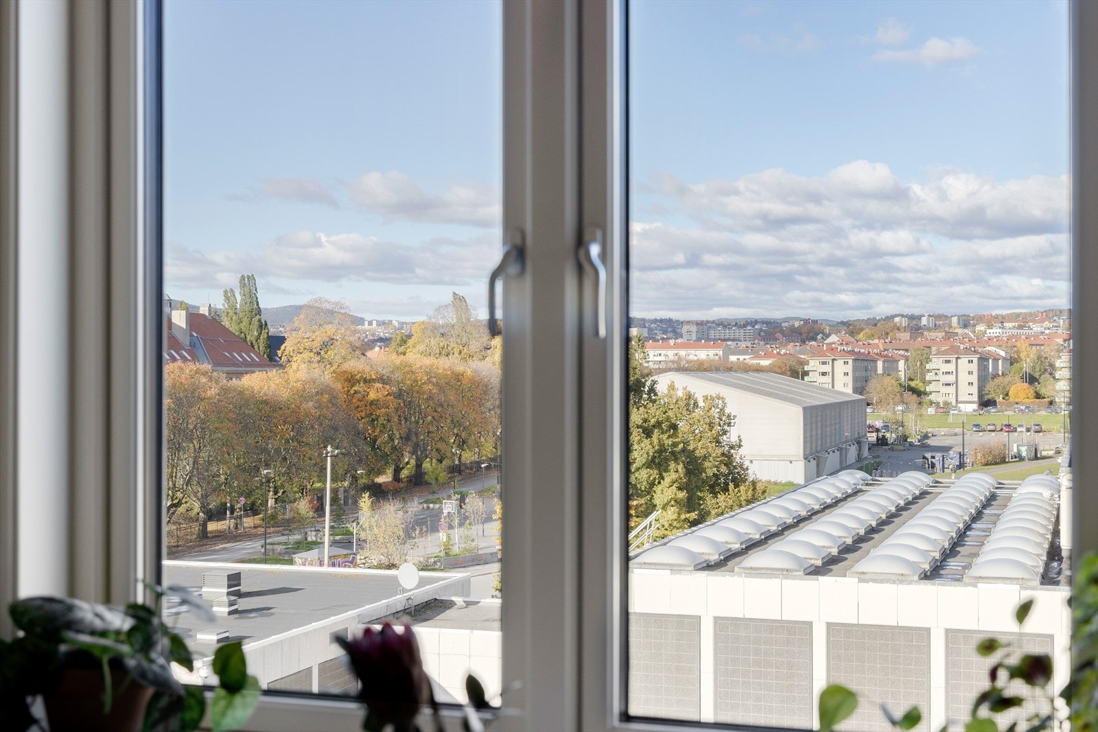 Utsikt som virkelig merkes - her får du en flott "bakgrunn" til hverdagen, med himmel og byliv i blikkfanget. Galleribilde