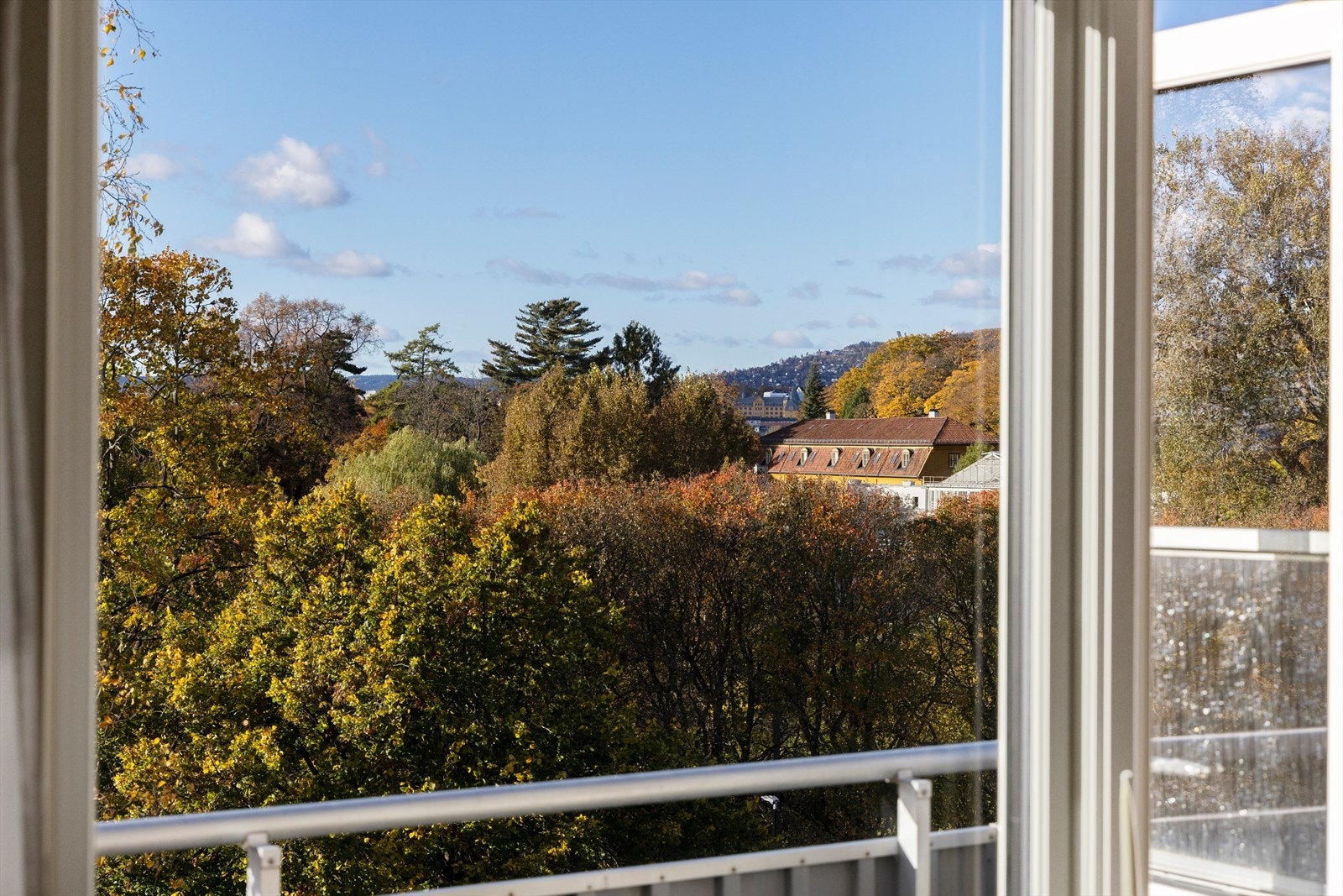 Tydelig høydefølelse og fint perspektiv over tak og tretopper - ekstra fint i sol og klarvær. Galleribilde