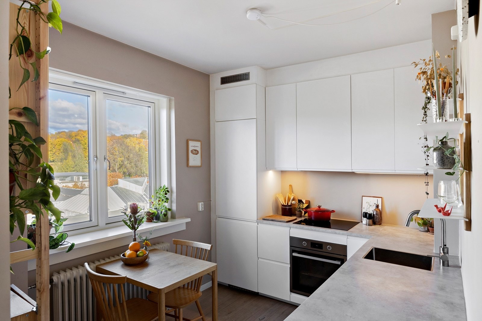 Godt med benkeplass og fin utsikt mot Botanisk hage og Tøyenparken - Det gir en trivelig ramme rundt matlagingen. Galleribilde