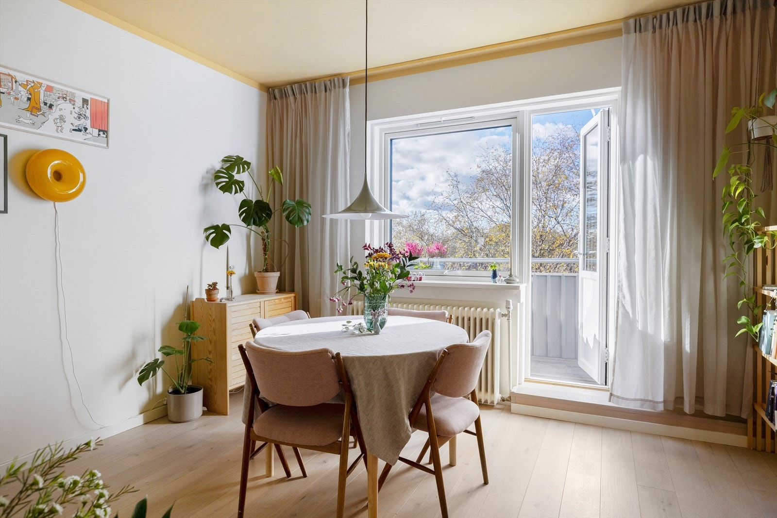 Store vinduer gir godt innslipp av dagslys og en fin ramme rundt utsikten. Galleribilde