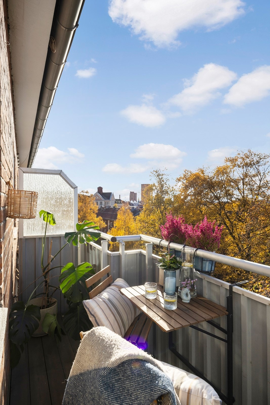 Her får du både skjerming og utsyn - en balansert uteplass som kan brukes store deler av året. Galleribilde