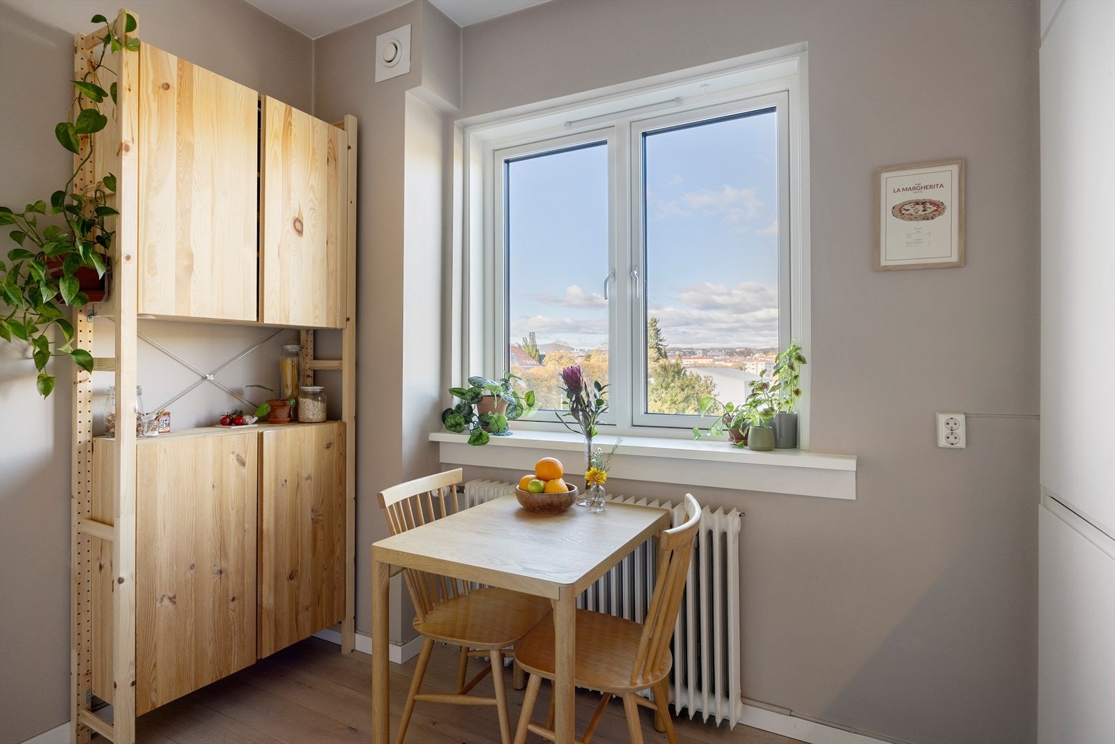 Smart hjørne med utsikt som kan brukes til å nyte morgenkaffen, ekstra arbeidsflate eller liten koselig spiseplass. Galleribilde