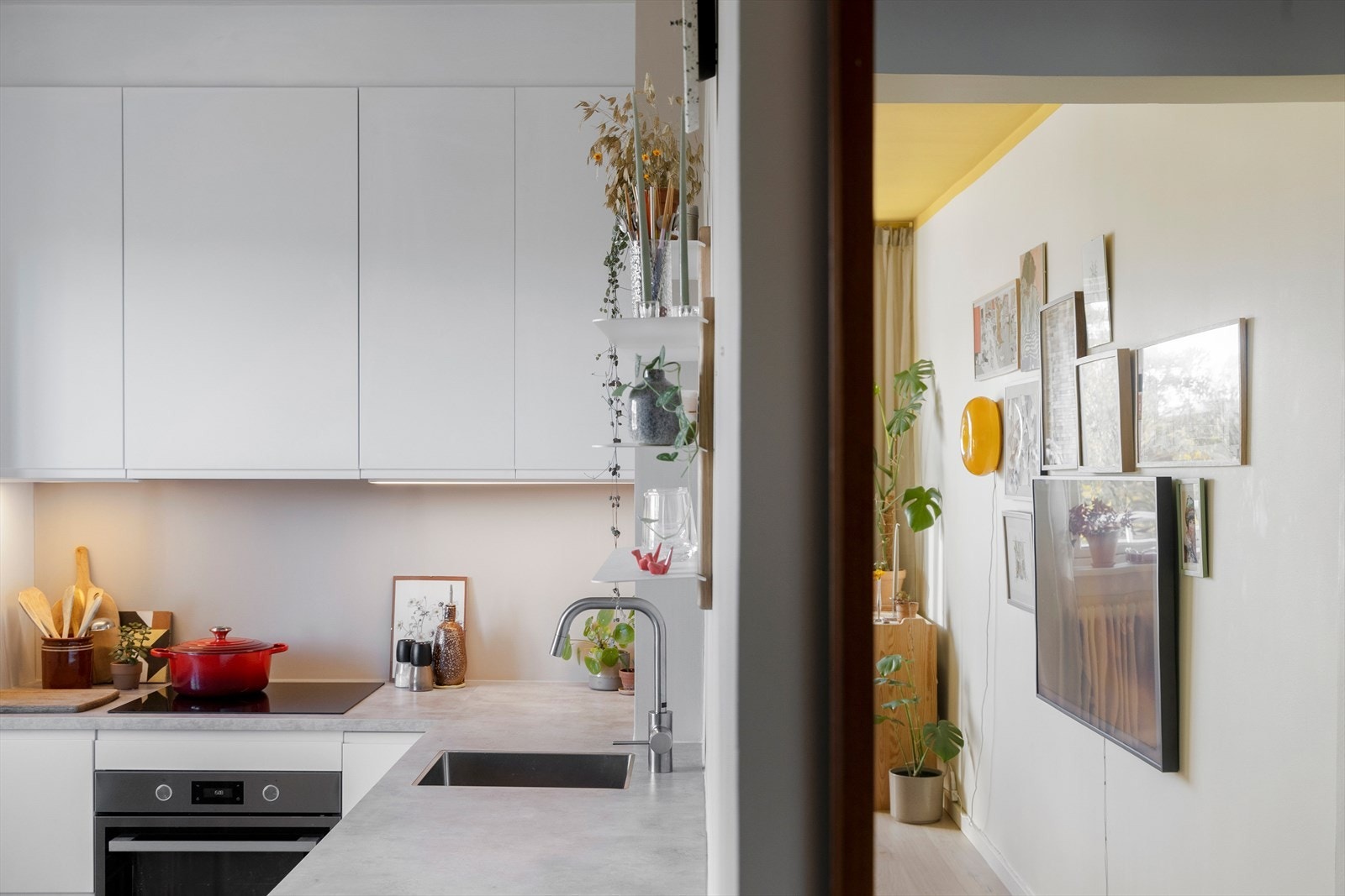 Integrerte løsninger og funksjonell plan gjør kjøkkenet effektivt, med god oppbevaring i skap og skuffer. Nye vann og avløpsrør ble lagt fram til kjøkken i 2013. Galleribilde