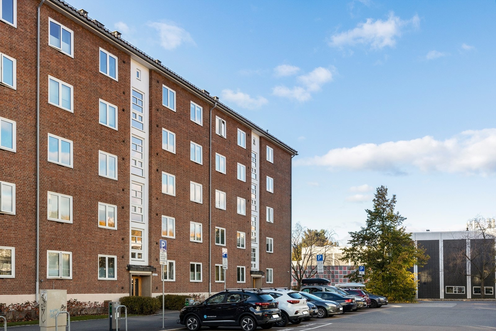 Solid bygård med klassisk uttrykk og ryddige fellesarealer - et bygg som fremstår velholdt. Galleribilde