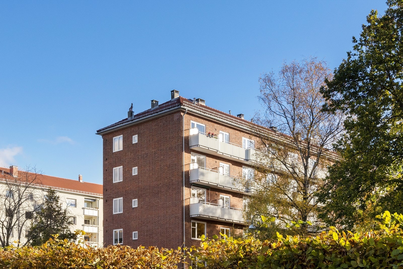 Fasaden i grønnere omgivelser - gir et godt inntrykk av beliggenheten og nærområdets preg. Galleribilde