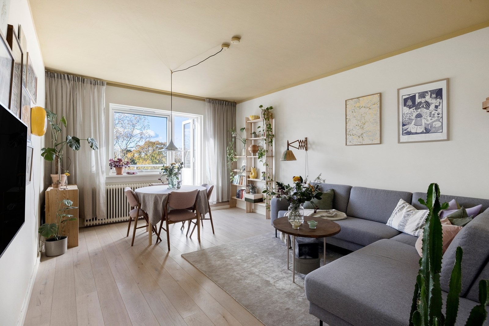 Leiligheten har en lys og luftig stue med generøs takhøyde og store vindusflater. Galleribilde