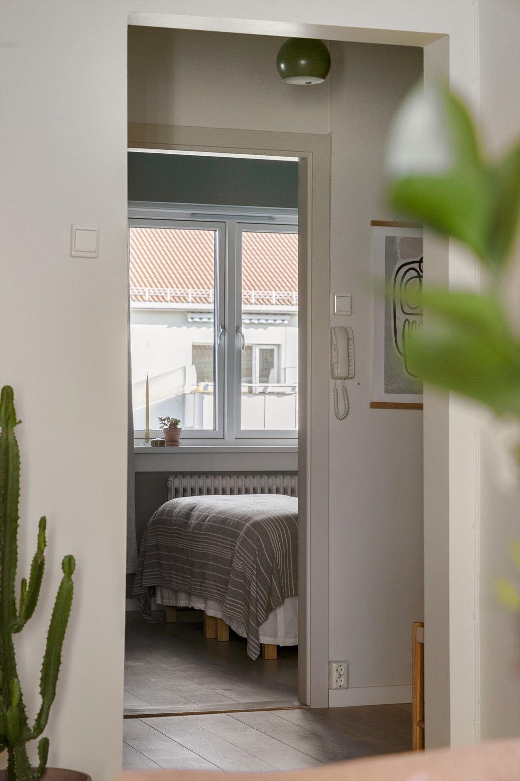 Praktisk adkomst til soverommet og fin sammenheng med resten av leiligheten - enkelt å møblere smart. Galleribilde