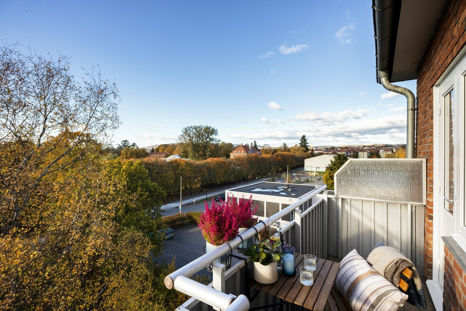 God plass til en liten lounge-/cafésone, slik at balkongen blir et sted du faktisk bruker. Galleribilde