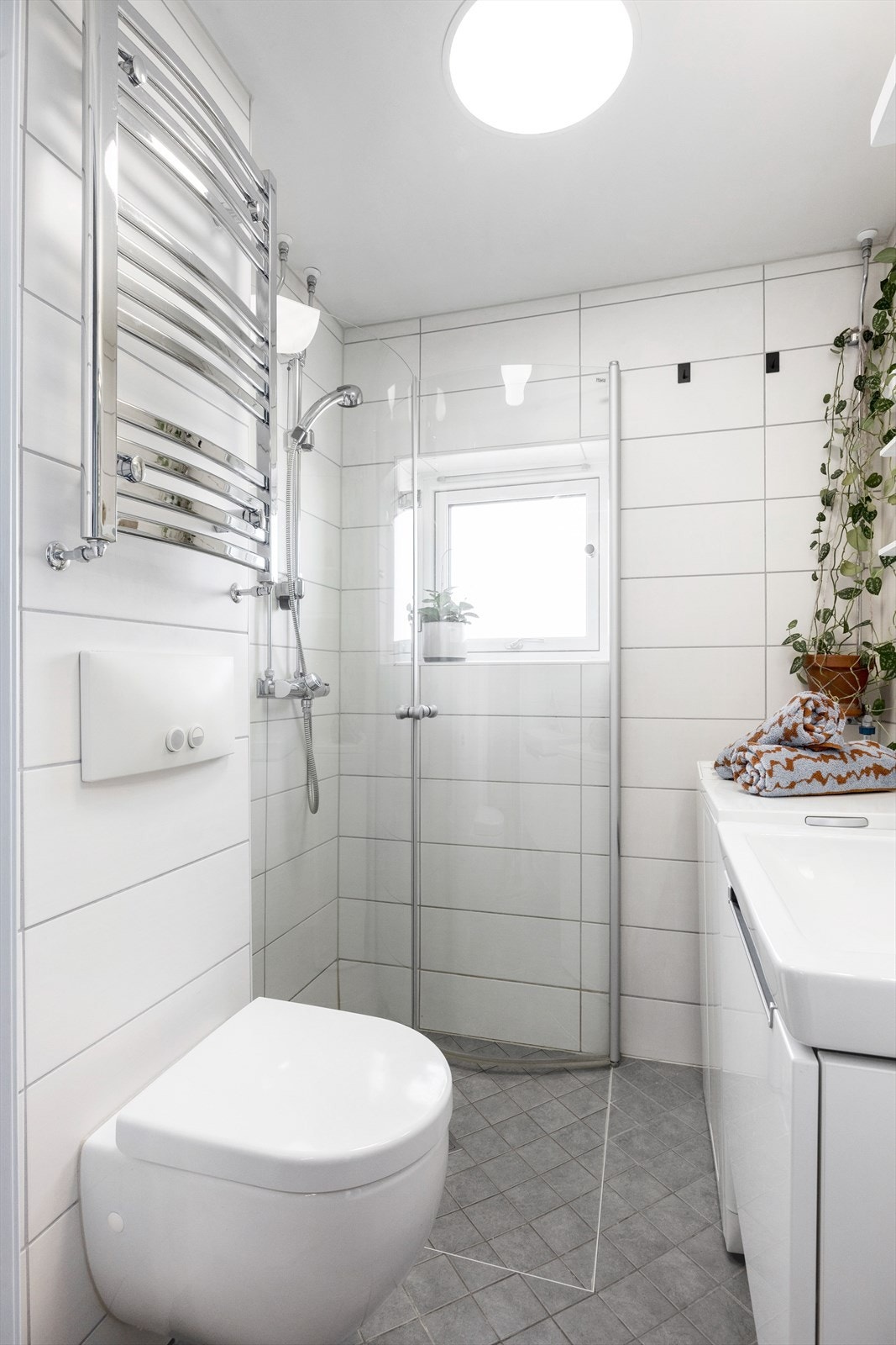 Dusjsonen og innredningen er tydelig definert, med en ren og lettstelt flate som passer en aktiv hverdag. Galleribilde