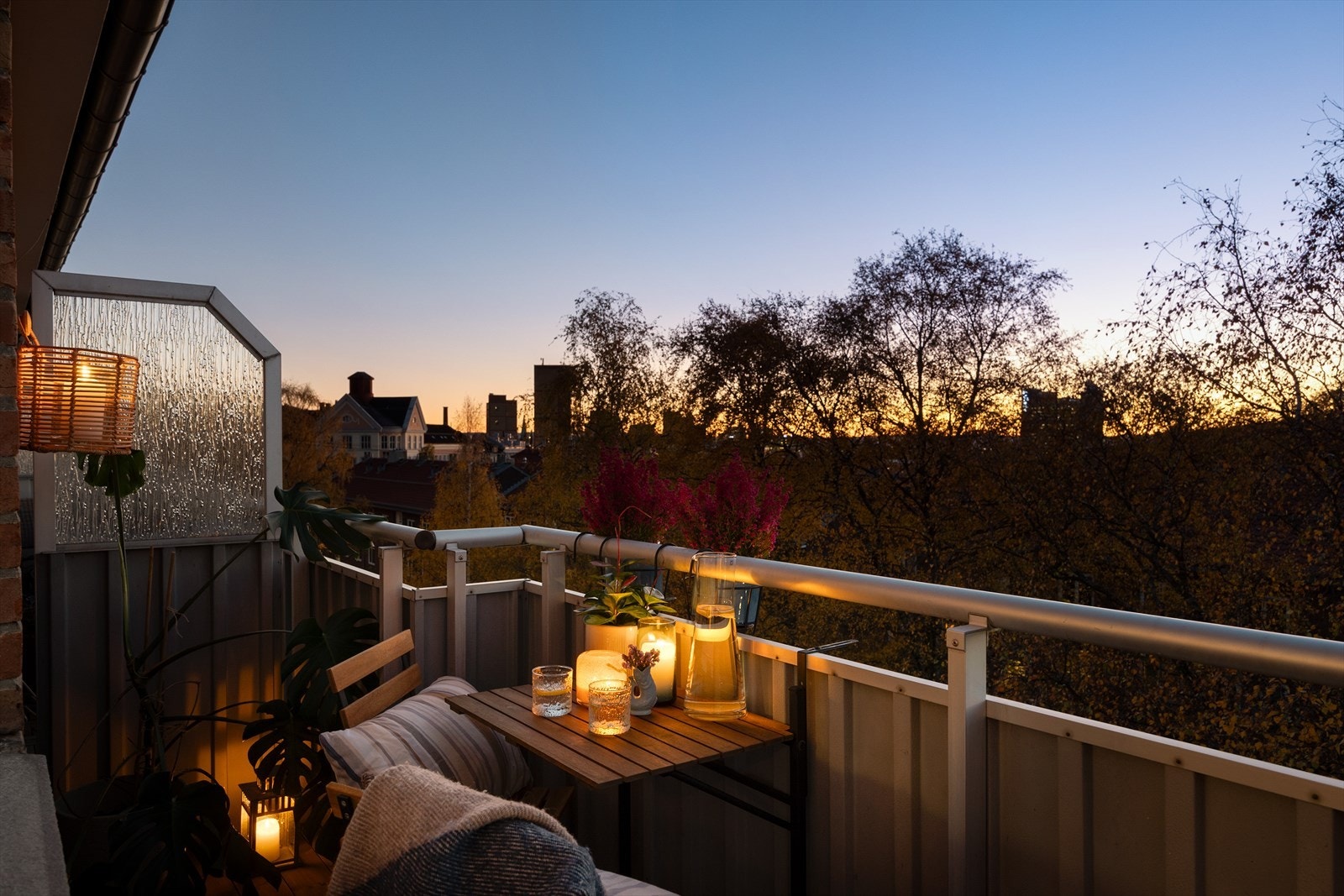 Balkongen fungerer som en naturlig forlengelse av stuen - fin til både planter, utemøbler og soltimer. Galleribilde