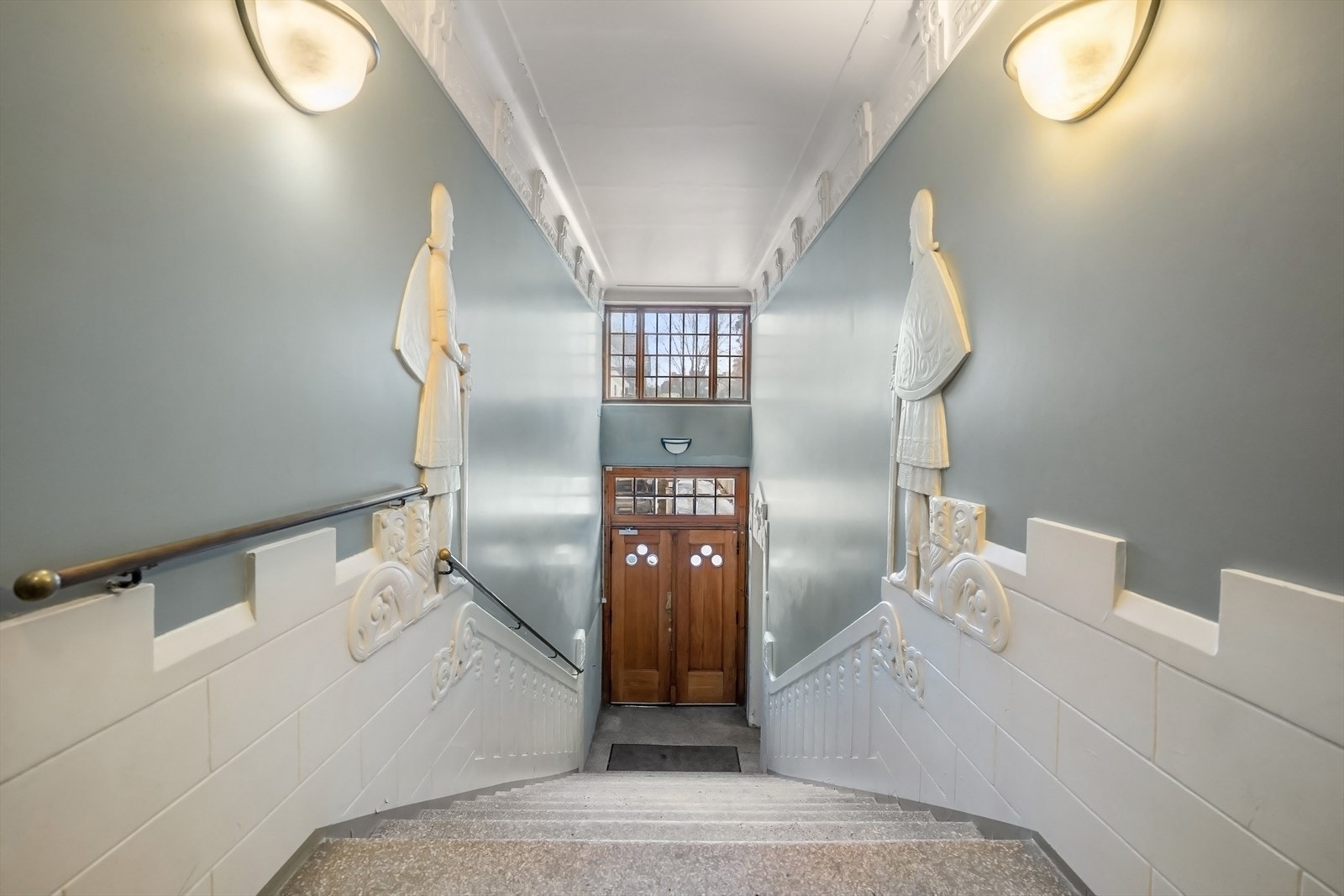 Meget velholdt bygård. Det er også mulig å ta heis fra 1. til 2. etasje ved å gå inn døren til høyre ved inngangsdøren Galleribilde