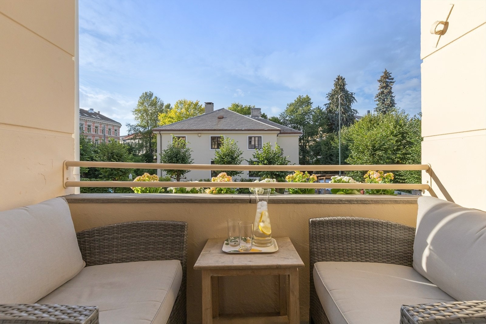 Hyggelig utsyn fra balkongen mot Odins gate Galleribilde