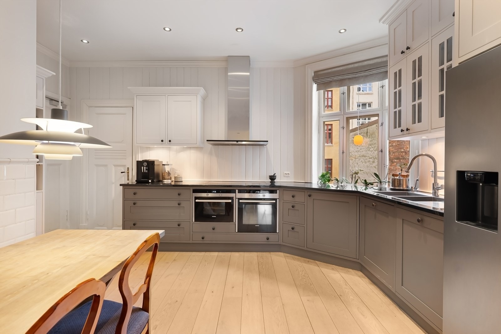 Snekkerbygget kjøkken som er godt vedlikeholdt Galleribilde