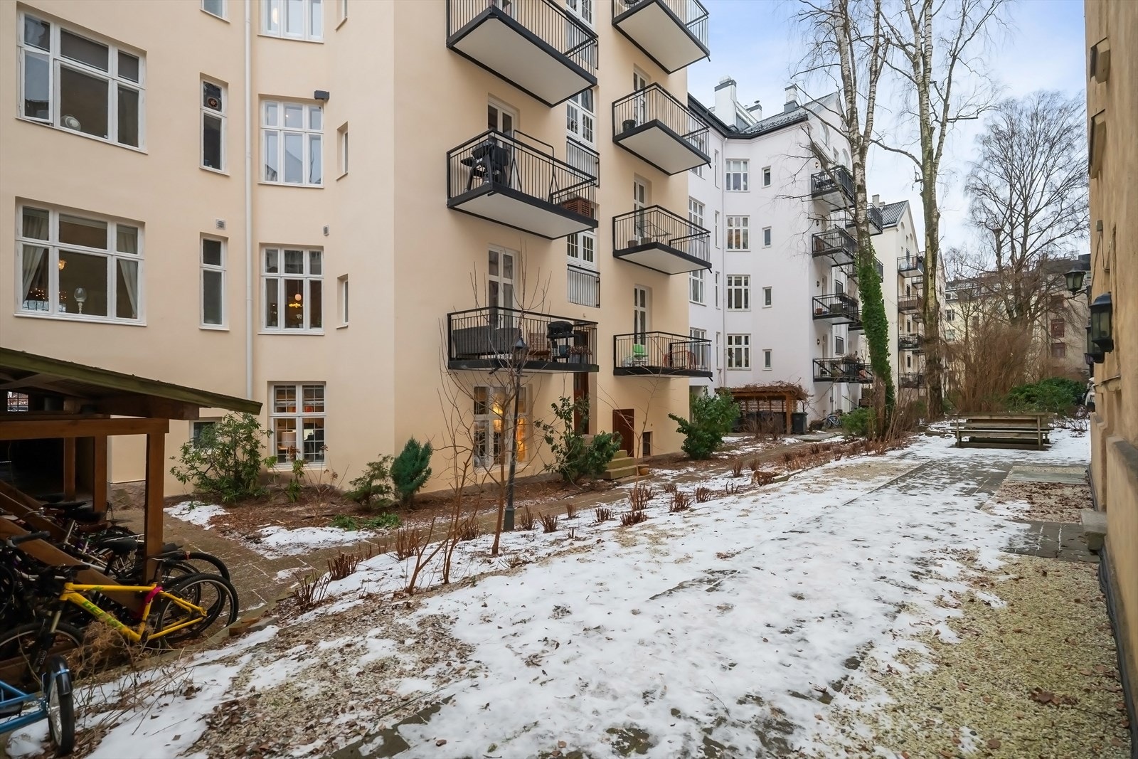 Trivelig bakgård Galleribilde