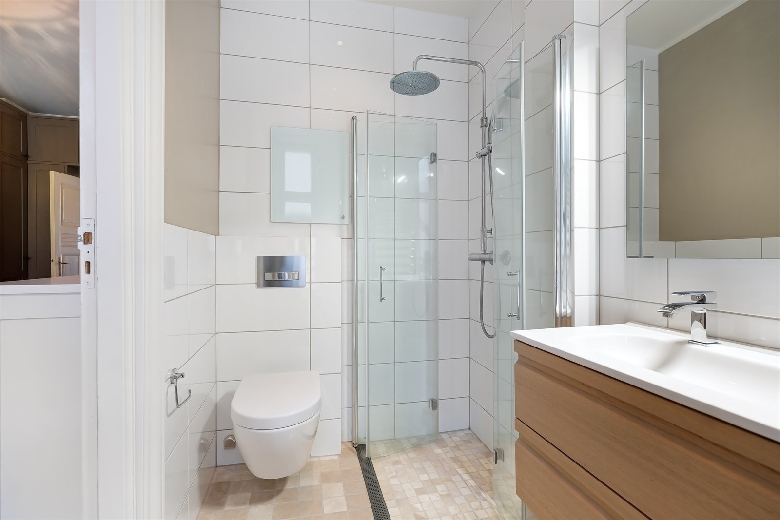 Pent flislagt bad med dusj, servant og wc Galleribilde