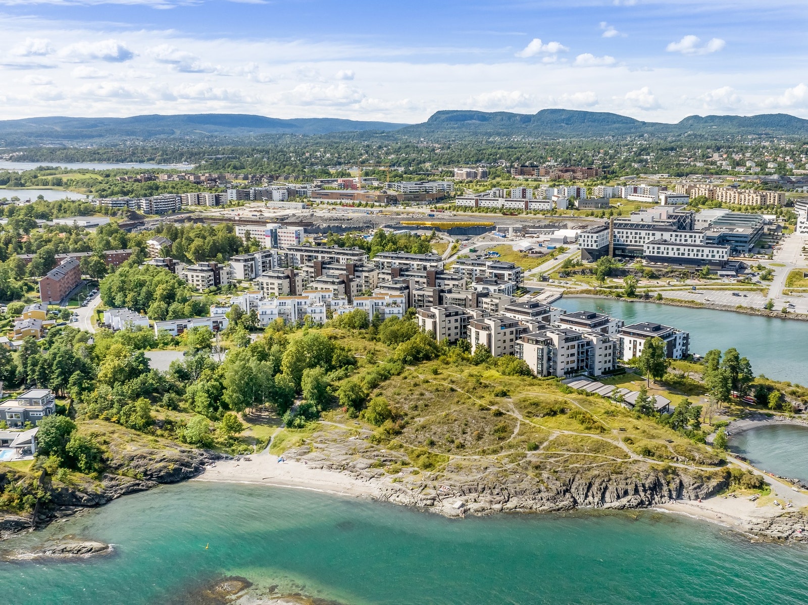 Fornebu har mange "skjulte" strender, svaberg og friområder Galleribilde