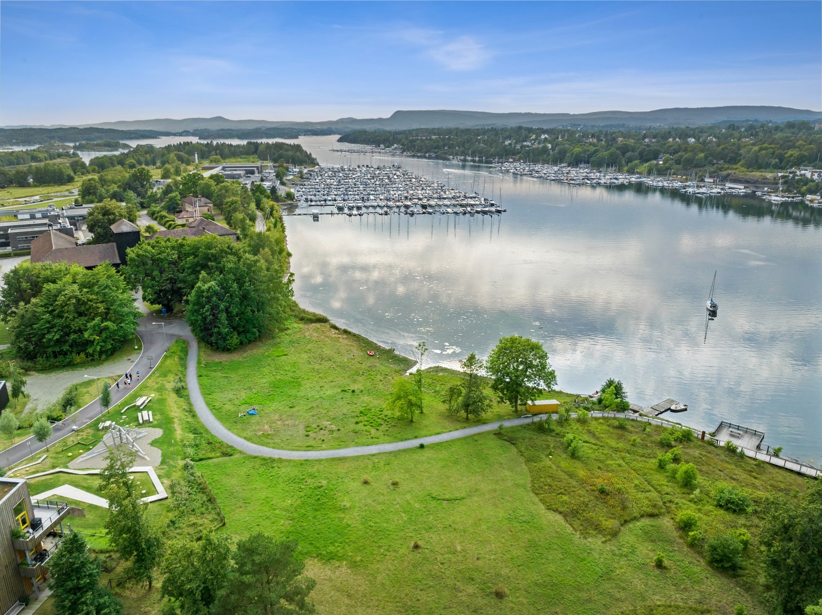 Rett ved ligger Fornebu og Oksenøya marina Galleribilde