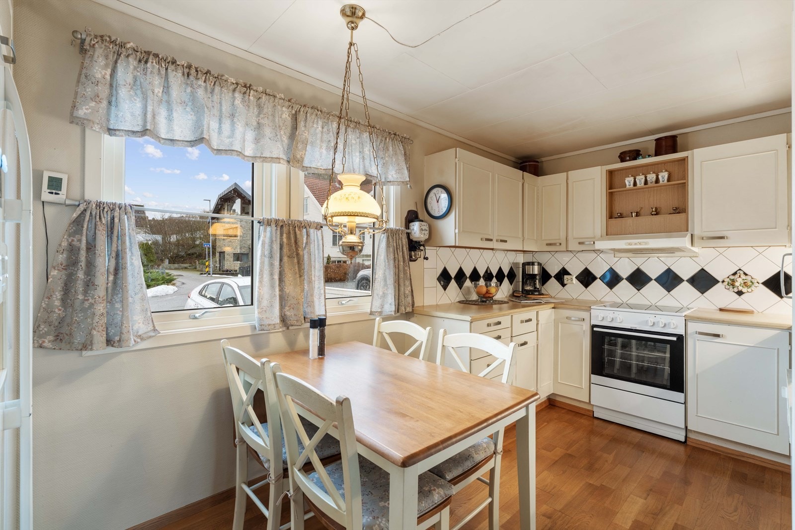 Det er plass til spisebord på kjøkken Galleribilde