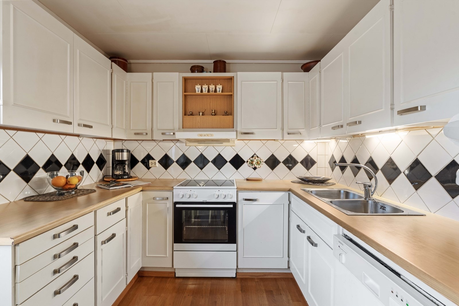 Eldre kjøkken med god skapplass Galleribilde