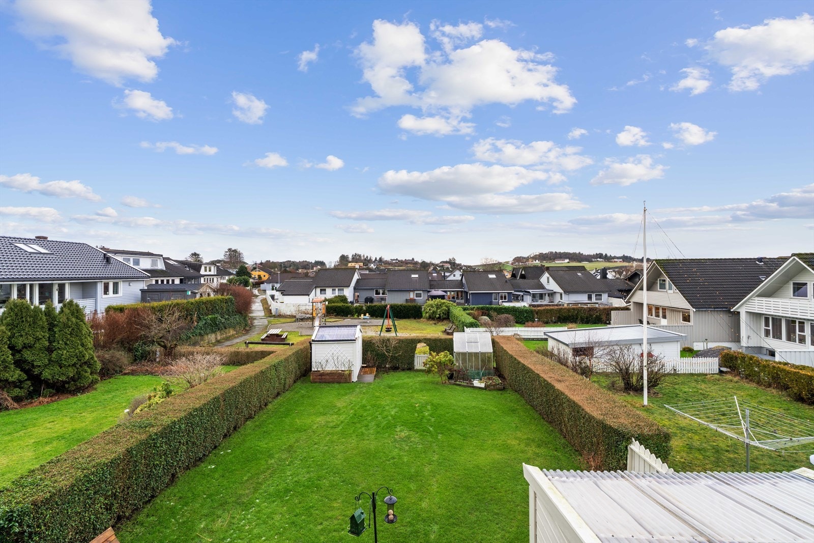 Pent opparbeidet hage med hekk Galleribilde