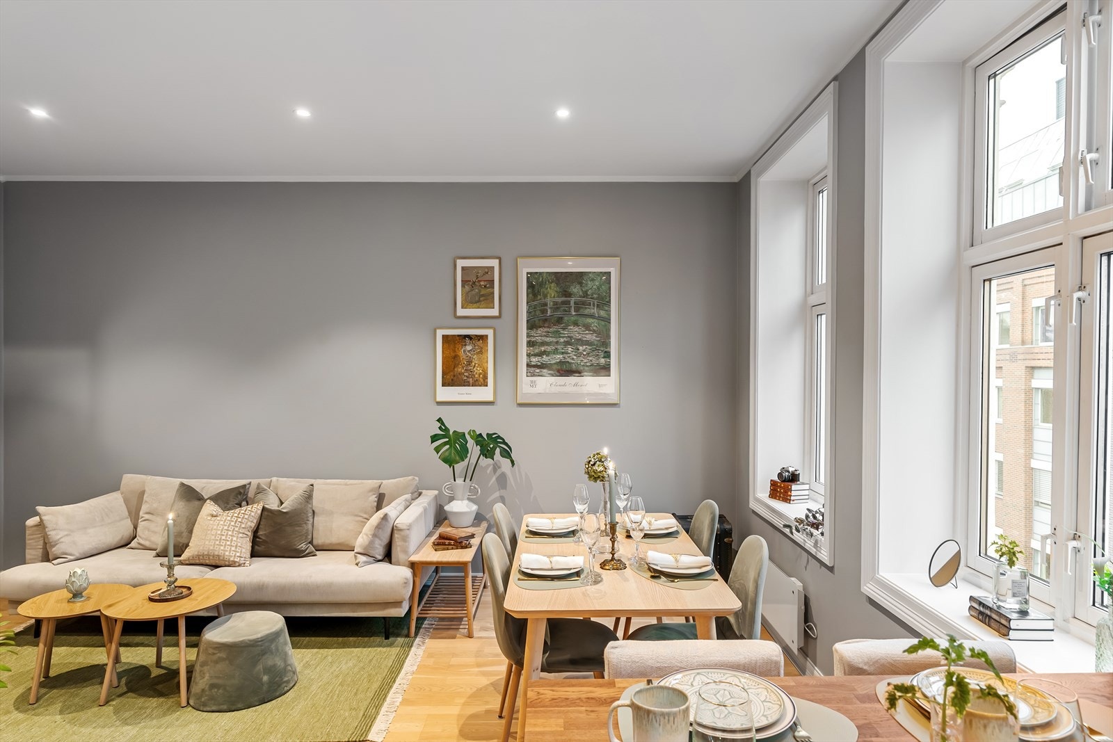 Stuen har i tillegg downlights i himlingen, som gir jevn og behagelig belysning og gjør rommet funksjonelt også på kveldstid. Galleribilde