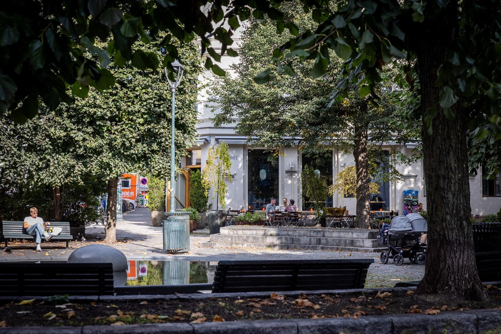 Her bor du urbant og komfortabelt, med alt av servicetilbud, restauranter, kafeer og butikker rett utenfor døren. En perfekt bolig for deg som ønsker en enkel og spennende hverdag i et av byens mest pulserende områder. Galleribilde