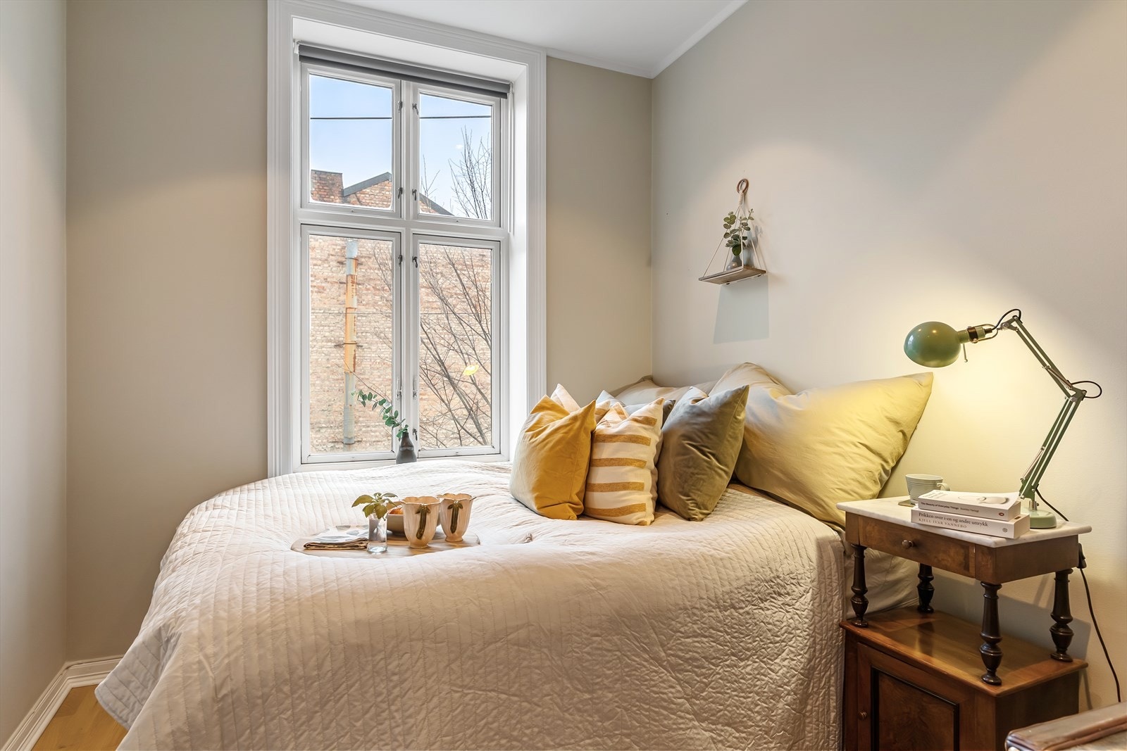 De lune fargevalgene på veggene, sammen med store vindusflater, skaper en lys og behagelig atmosfære. Galleribilde