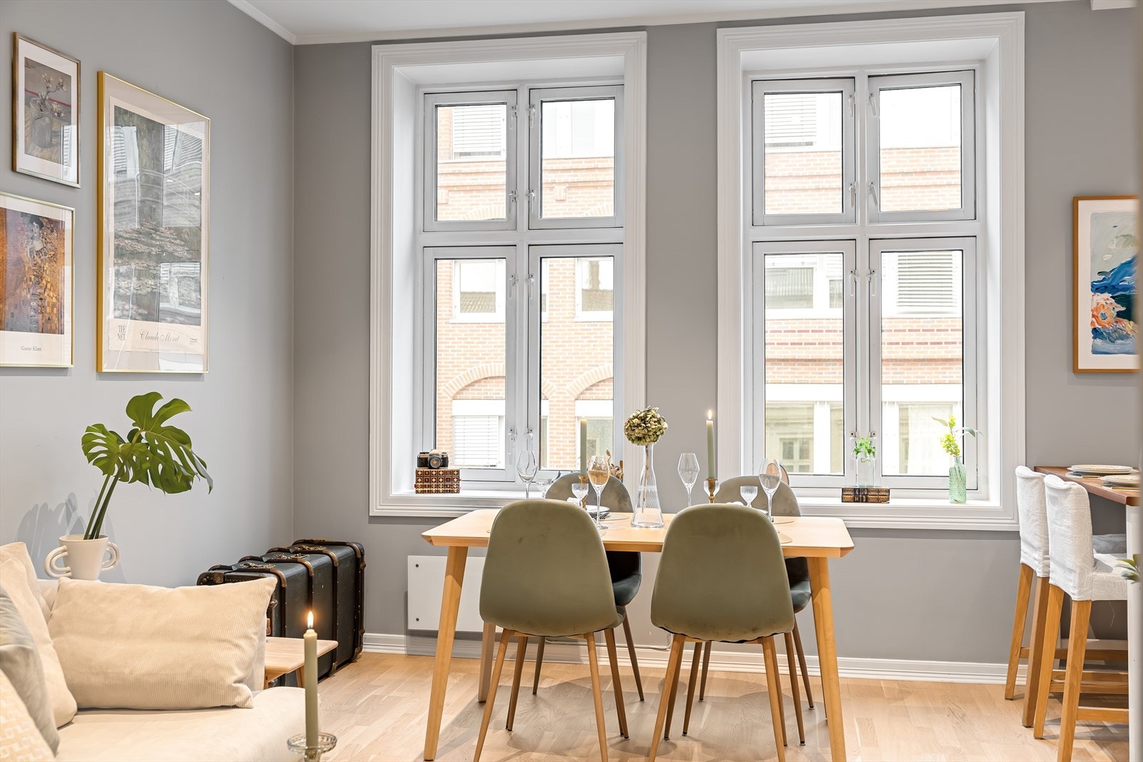 Gulvet er belagt med flott parkett, og overflatene er malt i delikate og moderne fargetoner. Galleribilde