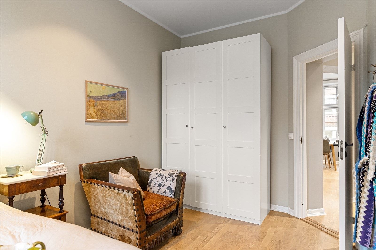 Rommet har også rikelig med oppbevaringsplass i et romslig garderobeskap. Galleribilde