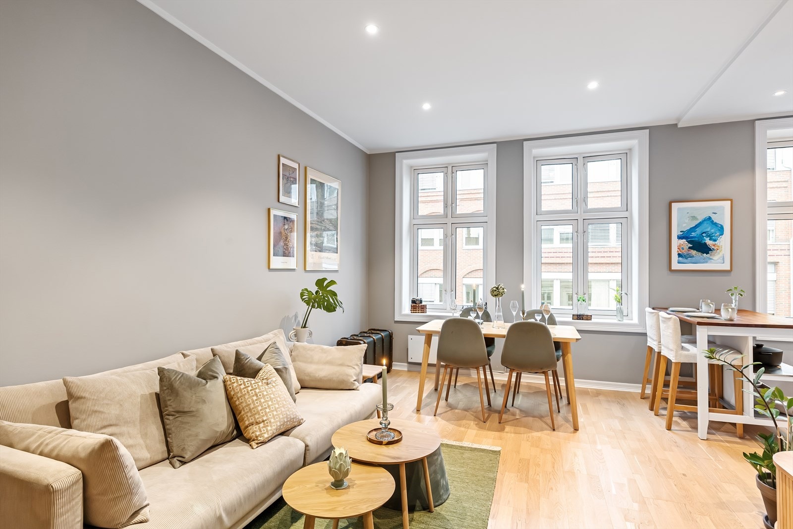 Den gode takhøyden gir en åpen og luftig romfølelse, og bidrar til at stuen oppleves større og mer komfortabel. Kombinasjonen av vindusflater og takhøyde gjør rommet godt egnet både for opphold og sosial bruk. Galleribilde