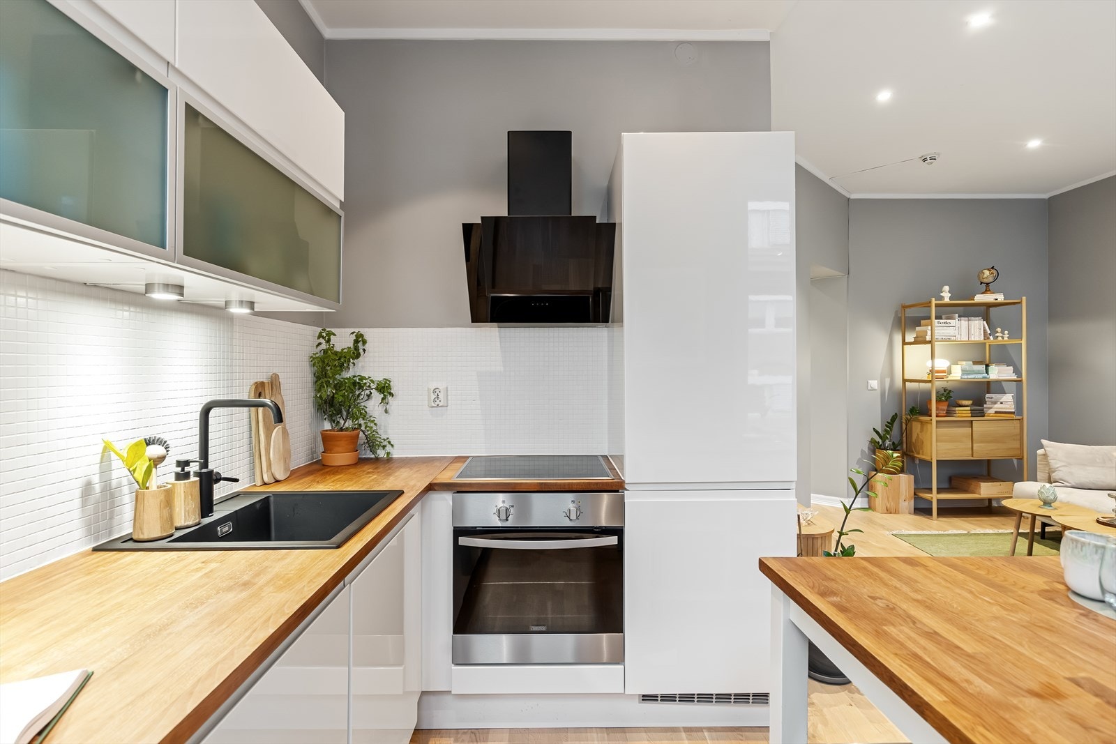 Det er integrerte hvitevarer som induksjonsplatetopp, stekeovn, oppvaskmaskin, kjøleskap og frys. Varmtvannsbereder fra 2020 på ca. 120 L er plassert i kjøkkenbenken. Galleribilde